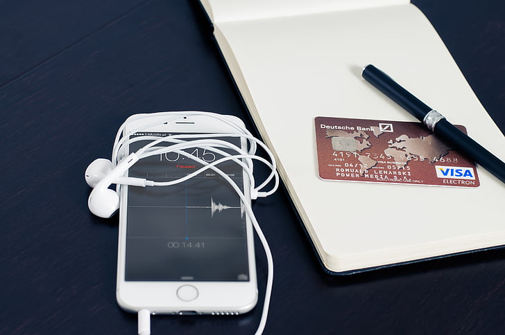 argint, iPhone, earpods, lângă, viza, credit, card