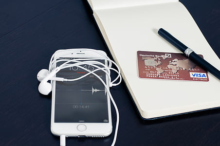 striebro, iPhone, slúchadlá EarPods ovládačom, vedľa, víza, úverové, karta