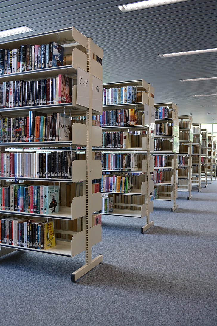 knygos, biblioteka, skaityti, žymelės, knygų lentynoje