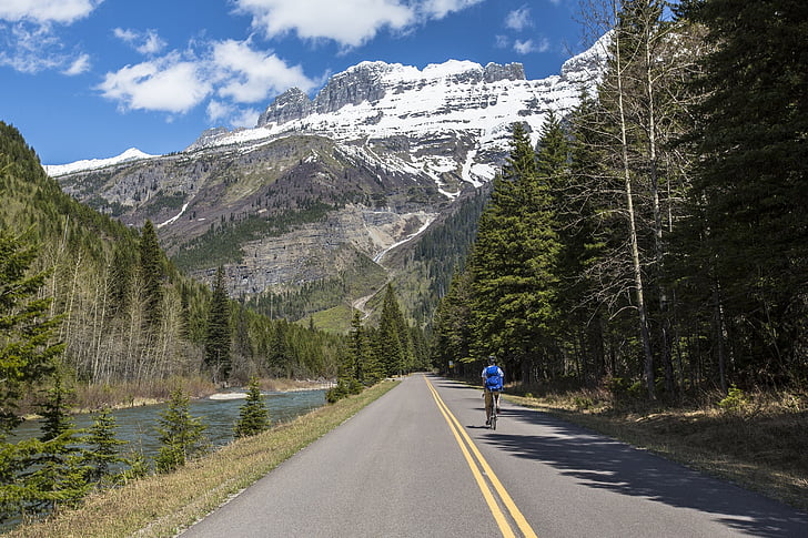 Turystyka rowerowa, autostrady, park narodowy Glacier, na zewnątrz, góry, styl życia Creek, sceniczny