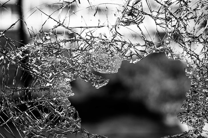 vidre, destrossat, finestra, destrucció, vandalisme, vidres trencats, esquerdat