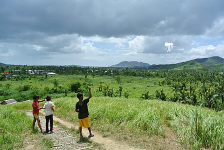 хлопчики, повітряних зміїв, Філіппіни, сільській місцевості