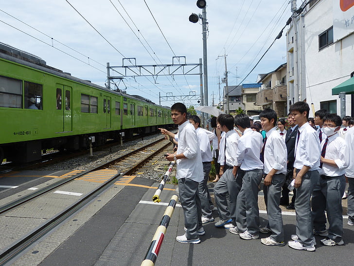 Japonés, muchachos, estudiantes, a la espera, uniforme, detener, pie
