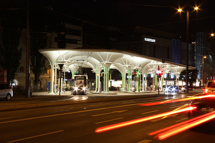München liberty, opreşte-te, staţia de tramvai, noapte, semafoare, trafic, moderne