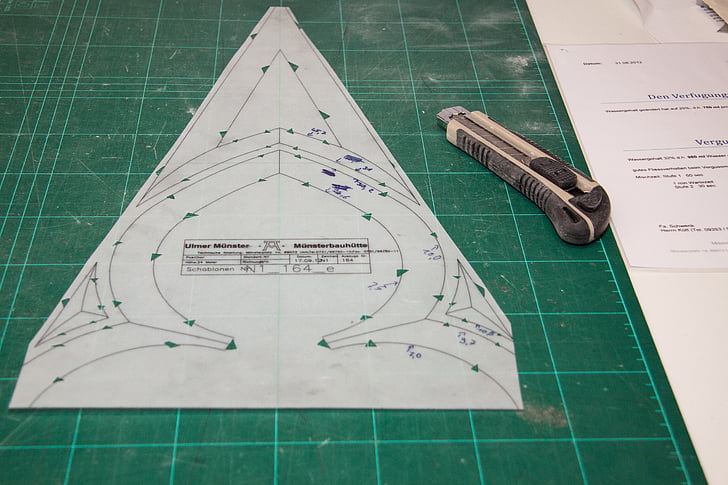 predložak, izrezati uzorak, Izrežite obrise, zelenog trokuta, na površinu kamena, prozirni papir, m 1zu1