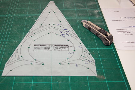 şablon, taie model, taie conturul, triunghiuri verzi, transferate la suprafata piatra, hârtie transparentă, m 1zu1