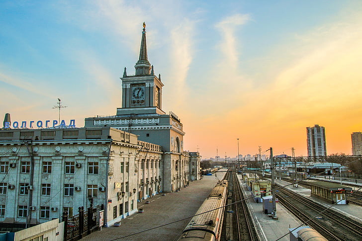Volgograd, večer, mesto, postaja, nebo, sončni zahod, oblaki