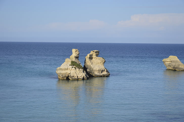στη θάλασσα, δυο βράχοι, Salento