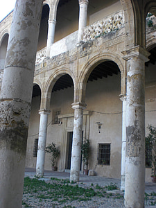 Palacio, arcos, claustro