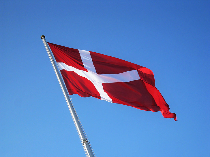 Deense vlag, Denemarken, Deens, vlag, nationale vlag, blauwe hemel, geflaggt