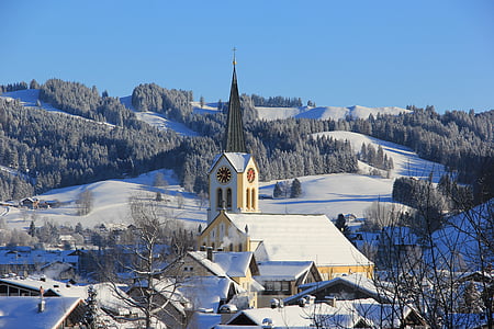 Oberstaufen, kilátás a városra, templom, téli
