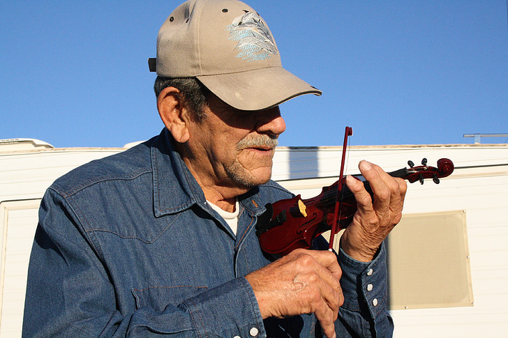 USA, Arizona, quartzsite, starý muž, husle, hudobník