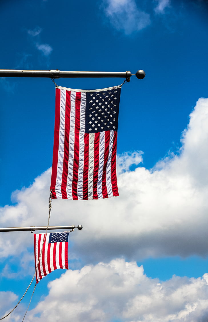 bandeiras americanas, céu azul, nuvens, bandeiras, natureza, céu, Estados Unidos da América