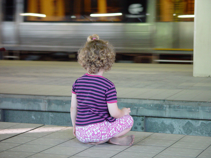 niño, sentarse, metro, s bahn, estación de tren, púrpura, niño pequeño
