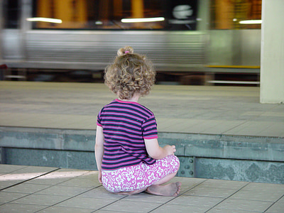 儿童, 坐, 地铁, s bahn, 火车站, 紫色, 小的孩子