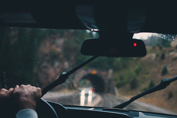 πρόσωπο, οδήγηση, των βροχών, ημέρα, καθρέφτης, παρμπρίζ, εσωτερικό αυτοκινήτου