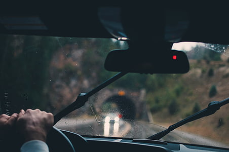 persona, conducció, plujós, dia, mirall, parabrisa, interior del vehicle