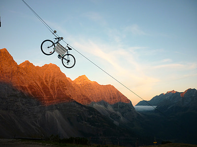 vélo de montagne, Alpenglühen, lever du soleil, Sommet de la montagne, fond d’écran, paysage, aube