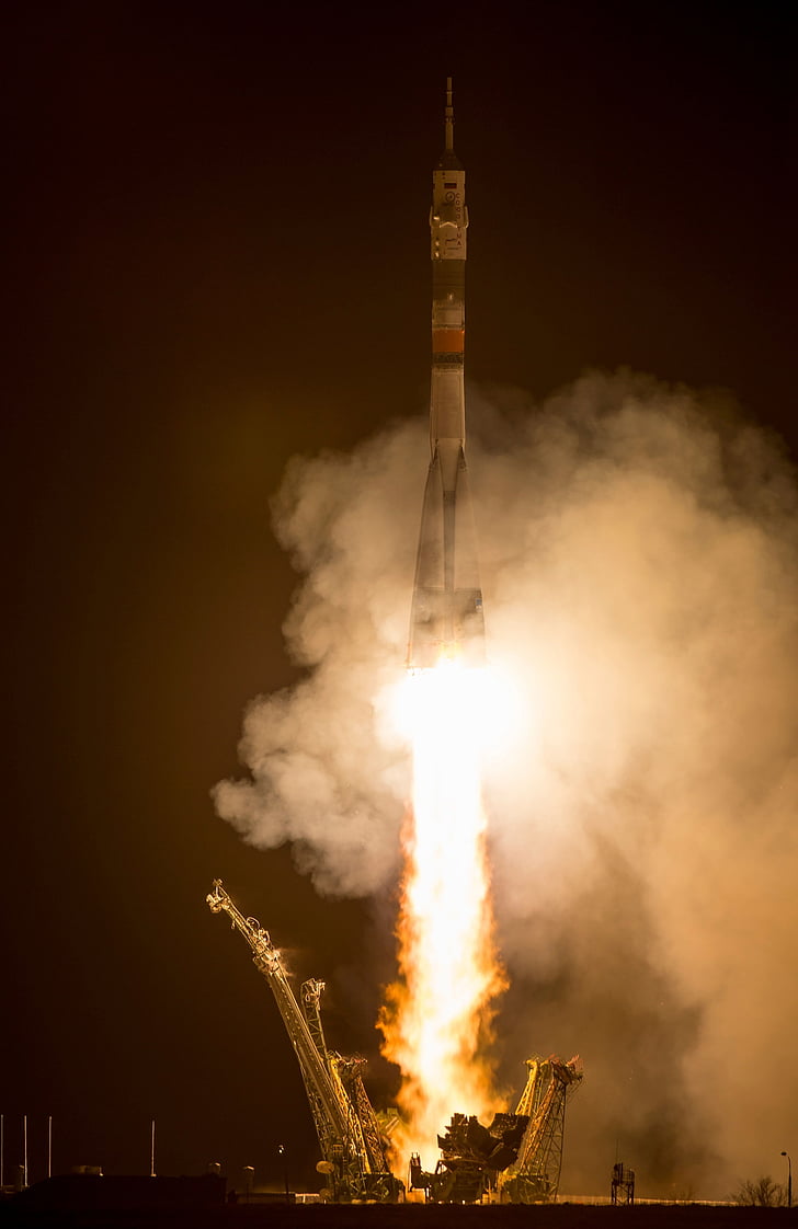 foguete Soyuz, lançamento, à noite, nave espacial, estação espacial internacional, astronautas, cosmonautas