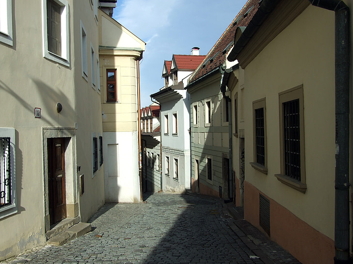 Slovākija, Bratislava, Vecrīgā, iela, saules gaismā