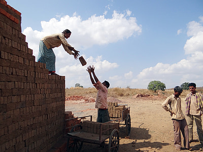 darbuotojų, šalies pusėje, plytų klojimo, plytų gamybos, plytų krosnies, dharwad, Indija
