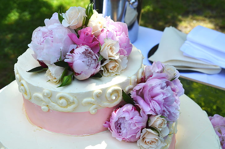 tort weselny, ślub, ciasto, małżeństwo, ornament, róże, krem pie