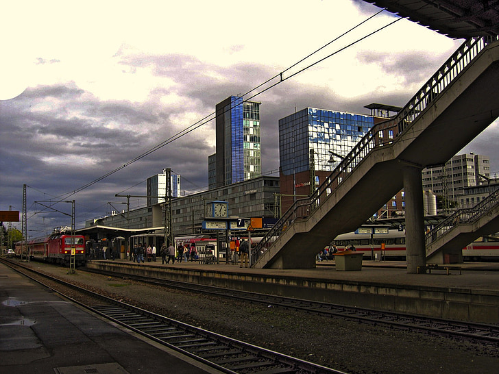 Treinstation, trein, treinen, Freiburg, Duitsland, Zwarte Woud, wolkenkrabber