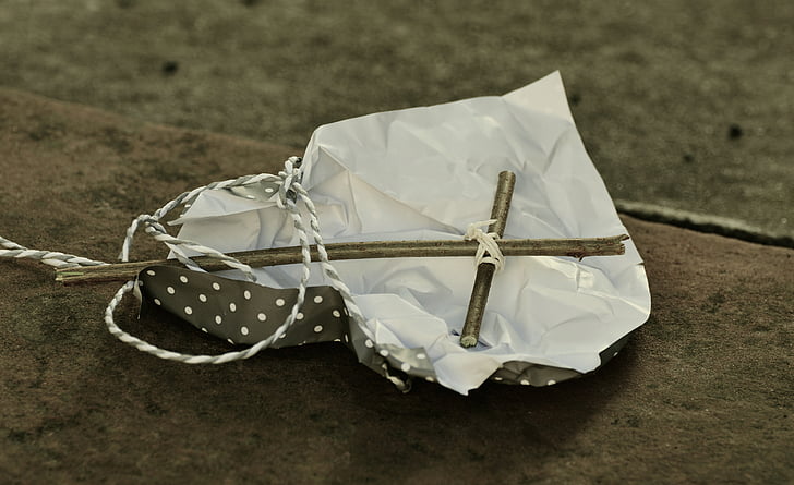 Kryžiaus, simbolis, dovana, išmesti, neatsargus, atmetimo, tikėjimas