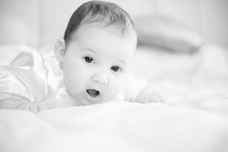 adorable, bébé, lit, chambre à coucher, en noir et blanc, soins, enfant