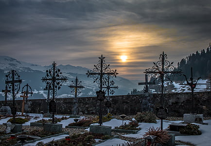 kyrkogården, solnedgång, snö, bergen, vinter, kyrkogård, gamla