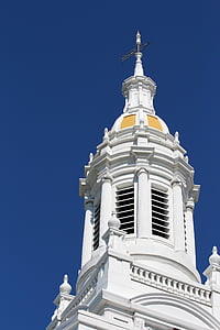 capilla conmemorativa de Lawrence, Appleton, Wisconsin, campanario, Veleta, cielo azul, claro