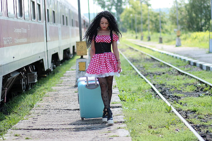 jeune fille, la gare, l’appel, valise, train, Peron, robe