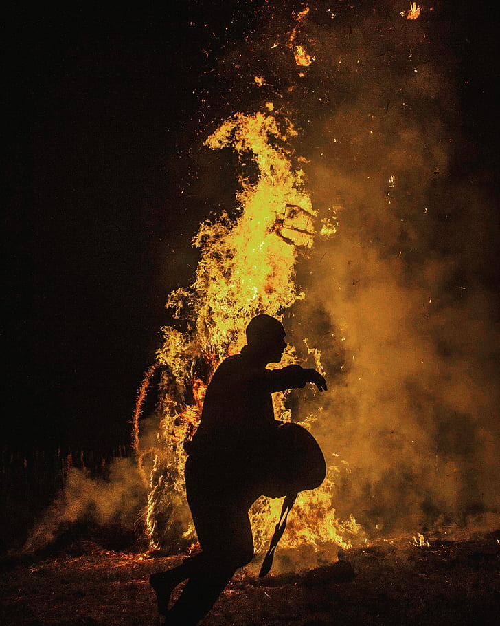 siluet, foto, Laki-laki, berdiri, dekat, api, ledakan