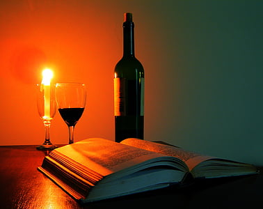 copo de vinho, livro, vela