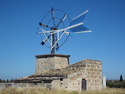 Windrad, Mallorca, blauer Himmel, Spanien, Sommer, Landwirtschaft, alte Mühle