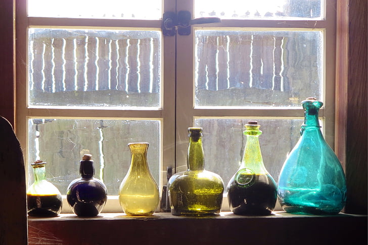 flasker, Windows, gamle, støvete, hylle, vinduskarmen, rustikk