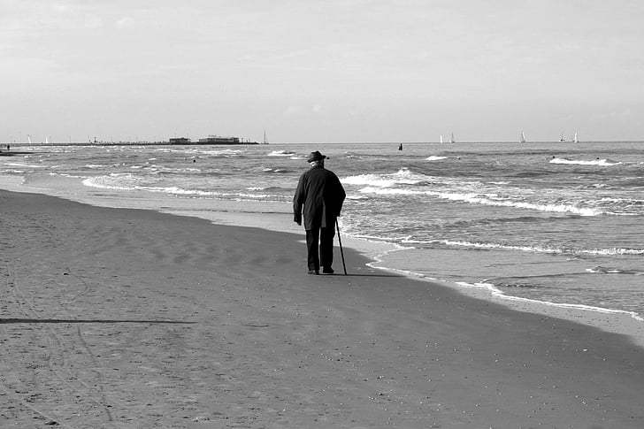 vecais, jūra, pludmale, Horizon, staigāt, debesis, cilvēki