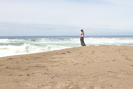 donna, vicino a, oceano, giorno, ragazza, spiaggia, sabbia