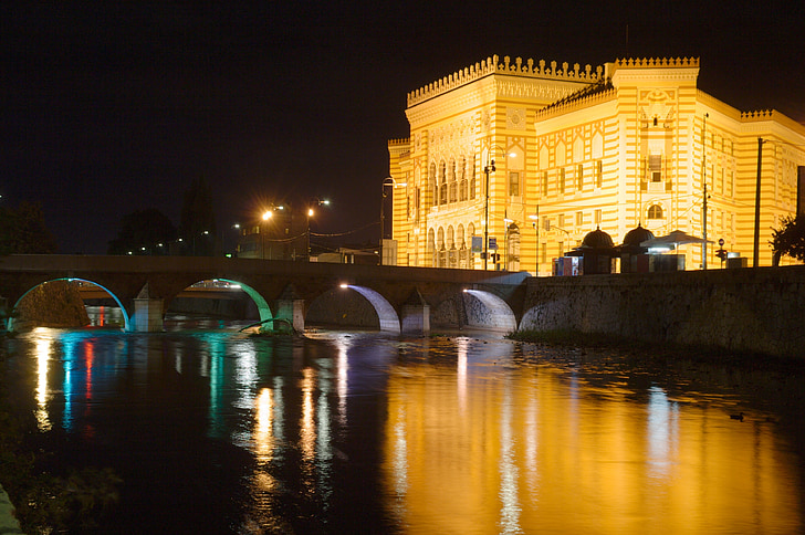Bósnia e Herzegovina, Bósnia, Sarajevo, Miljacka, ponte, Câmara Municipal, velho