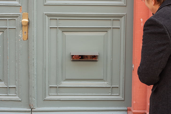 přední dveře, slot pro poštovní schránky, dítě