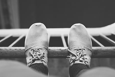 scala di grigi, Foto, uomo, indossa, in esecuzione, scarpe, scarpe da ginnastica