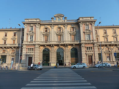 Cuneo, estación de tren, Inicio, paso de cebra, carretera, autos, grandes