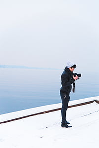 persona, Holding, DSLR, fotocamera, in piedi, neve, coperto