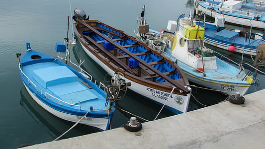 Ciprus, Paralimni, Ayia triada, halászati kikötő, csónakok