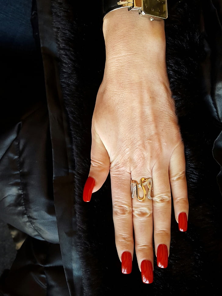 la mà de la dona, laca Roja, ungles, anell, mà de la dona, dones, moda