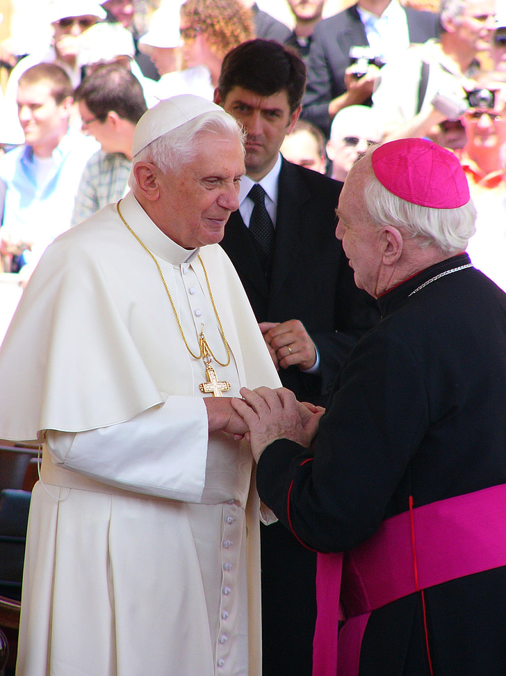 Paus Benediktus, Roma, Vatikan, Bapa Suci