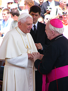pave Benedikt, Roma, Vatikanet, den hellige far