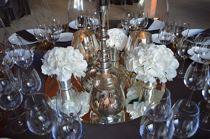 стъклени чаши със столче, цветя, обхванати, таблица, сватба, събитие