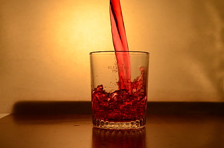 líquido, vermelho, suco de, vidro, respingo, derramando, álcool