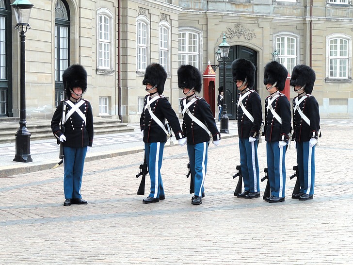 vakter, Amalienborg, Palace, Köpenhamn, Danmark, Bearskin hattar, soldater